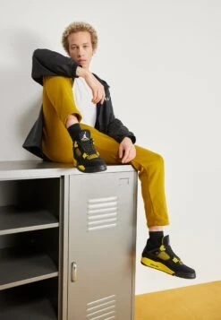 Air Jordan 4 Retro - Sneakers Hoog - Black/White/Tour Yellow -Herenmode 1a8a6ebf9bbf4d29a6aaddf63cb53c25