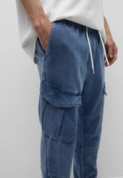 PULL & BEAR Basic Cargo- Jeans Tapered Fit - Blue Denim -Herenmode 236f5885cb674476b8e8b29758ea4152