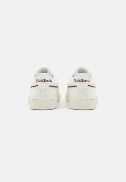 Reebok Classic Club C 85 Vegan Unisex - Sneakers Laag - Chalk/Classic Maroon /Stucco 8 Reebok Classic Club C 85 Vegan Unisex - Sneakers Laag - Chalk/Classic Maroon /Stucco -Herenmode 24aa7d38462e47f583e1a1da649f16c4