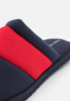 Pier One Unisex - Pantoffels - Dark Blue/Red 11 Pier One Unisex - Pantoffels - Dark Blue/Red -Herenmode 3873ff5ffc164a00938853720f513c10