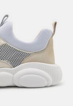 MOSCHINO Sneakers Laag - Beige -Herenmode 607117f73ce745a1bc171003095f56e8