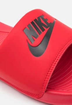 Nike Sportswear Victori One Slide - Muiltjes - University Red/Black 11 Nike Sportswear Victori One Slide - Muiltjes - University Red/Black -Herenmode 75c63eacd0564ef79efec689574c5fb9