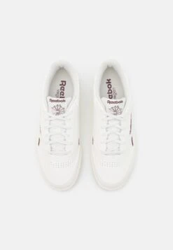 Reebok Classic Club C 85 Vegan Unisex - Sneakers Laag - Chalk/Classic Maroon /Stucco 9 Reebok Classic Club C 85 Vegan Unisex - Sneakers Laag - Chalk/Classic Maroon /Stucco -Herenmode 7d1ba852131d43108d7c7ad6afca71ee