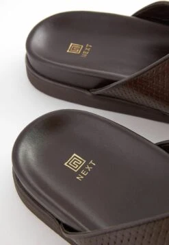 Next EmbossedCross StrapStandard - Muiltjes - Brown -Herenmode 88e37adc5395442d9eb09fd4e5908245