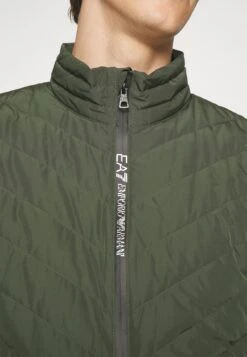 EA7 Emporio Armani Acket - Gewatteerde Jas - Verde Scuro 11 EA7 Emporio Armani Acket - Gewatteerde Jas - Verde Scuro -Herenmode a4a792d14c034839822f086d53bc3fa1