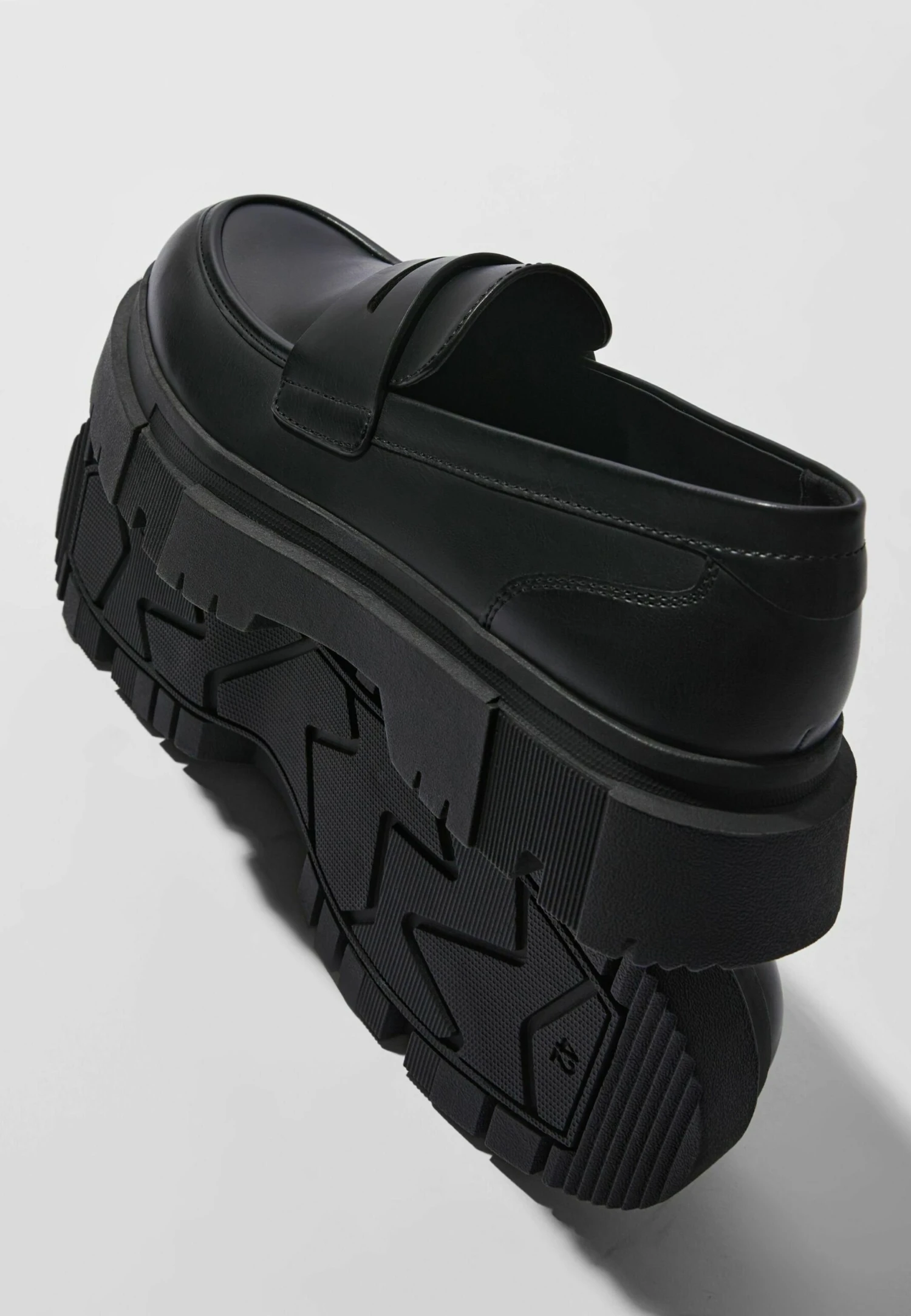 BERSHKA With Track Soles- Instappers - Black 4 BERSHKA With Track Soles- Instappers - Black - Afbeelding 4
