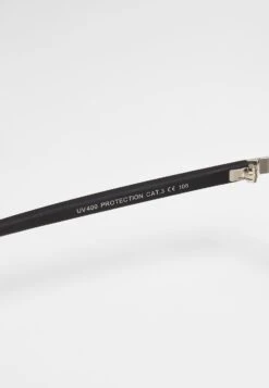 URBAN CLASSICS Mumbo- Zonnebril - Silver/Purple -Herenmode d227c0afecb14e1eabb2d94e992e1f86