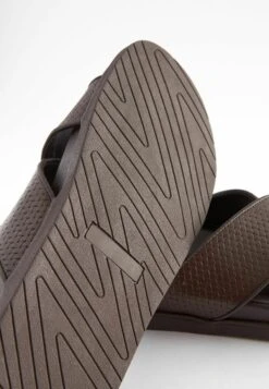 Next EmbossedCross StrapStandard - Muiltjes - Brown -Herenmode ff5ad11065614512bb7e7d2d81f49339